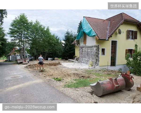 房子盖好了，但承诺的体育产业并未落地，导致居民职住分离